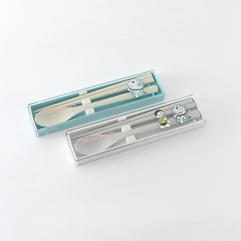 【ヴィレッジヴァンガードオンラインストア／ドラえもんキッチン雑貨】抗菌箸・スプーンセット（fun time/favorite） 1,320円（税込）