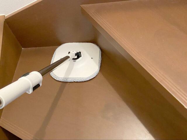 【アイリスオーヤマ キレイな水でWASHモップ】掃除機ではケアしにくい階段掃除にも最適です!