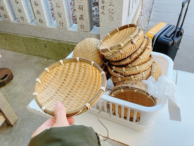 【蛇窪神社（へびくぼじんじゃ）】銭洗いに使うざるの貸し出しがありました