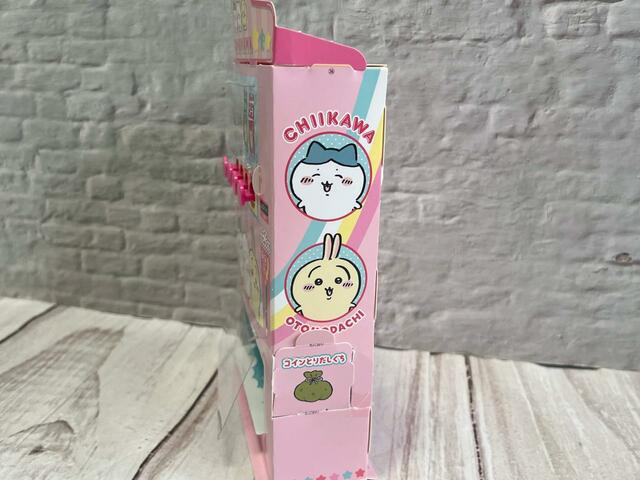 【付録 ちいかわ自動販売機】サイドもイラスト入りで凝っているのがうれしい♪