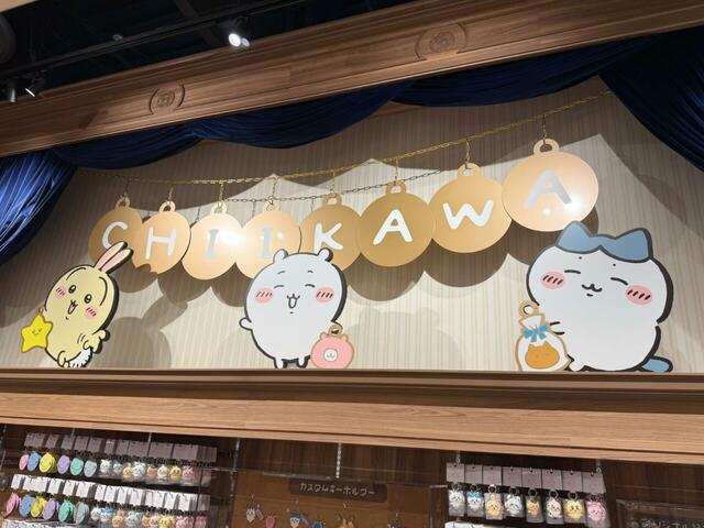 クラフトコーナー。商品に名入れしたりチャームをカスタムしてオリジナルグッズが作れます