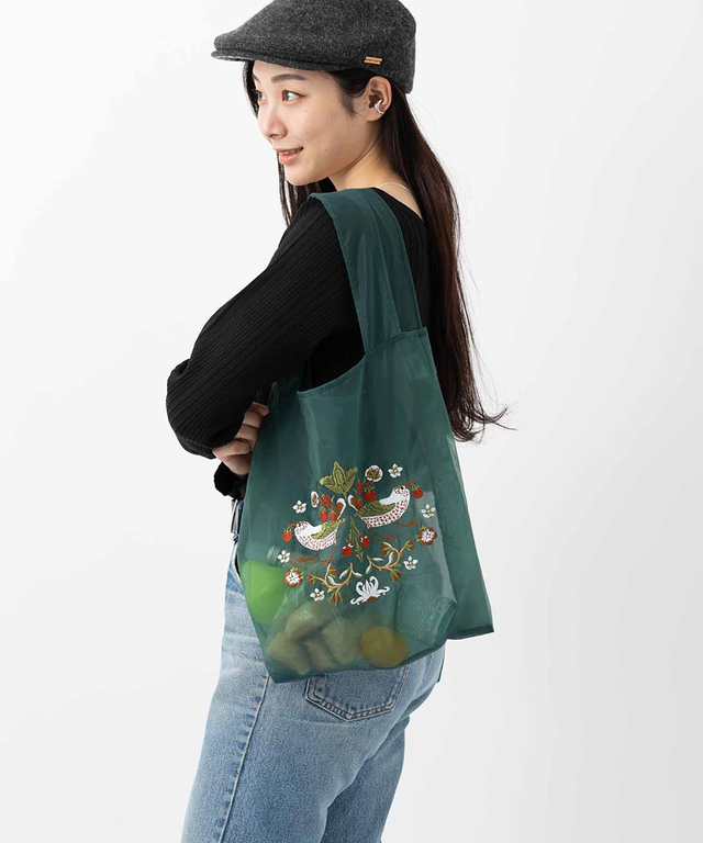 【Jubilee ウィリアムモリス柄 オーガンジー 刺繍エコトートバッグ】落ち着いた色合いで様々なスタイリングに合わせやすいのが魅力♪