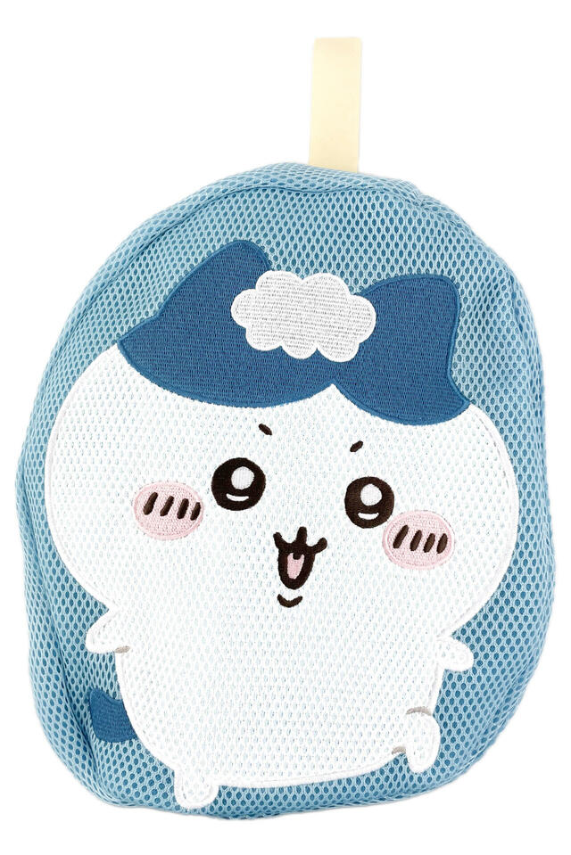 ＜ハチワレ＞CWダイカットポーチ（全2種）　各1,870円（税込）　そのまま丸洗いできるダイカットポーチ。　ジムやプール、旅⾏時の持ち運びにもオススメです。