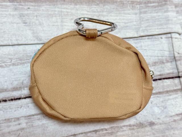 背面は装飾がないシンプルなデザイン