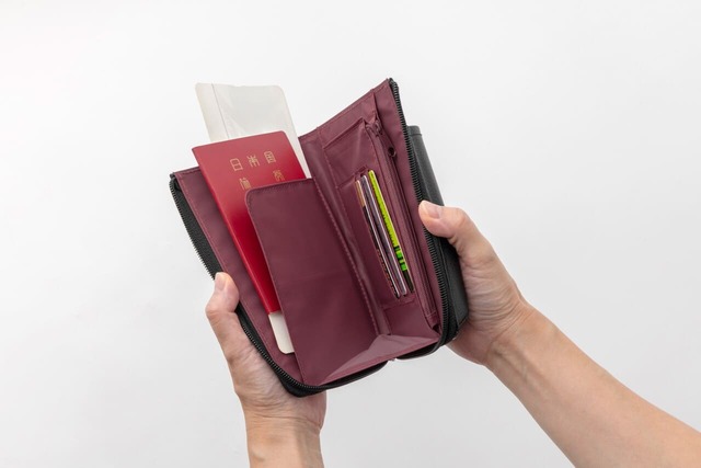 【『JALと考えた優秀スマホショルダーBOOK』（宝島社）】がばっと開くので、中身を一目で確認できて取り出しやすい