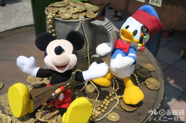 お宝に溺れる海賊ミッキーとドナルド