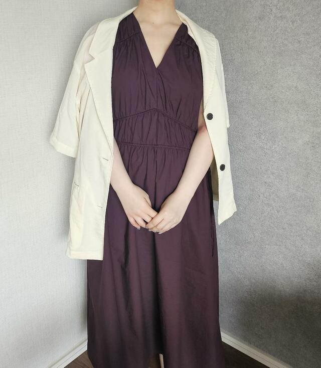 【UNIQLO　コットンギャザーワンピース】ジャケットを羽織れば秋口にも着られます◎