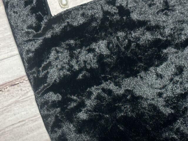 ケバの方向がランダムなクラッシュベロア生地。華やかな光沢感がありながらも、ドレッシーになりすぎない印象！