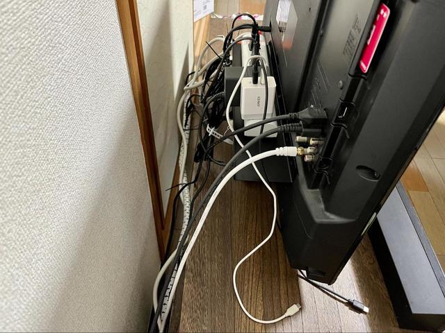 【整理後】配線が床につかずスッキリ！掃除のしやすいテレビ裏に大変身