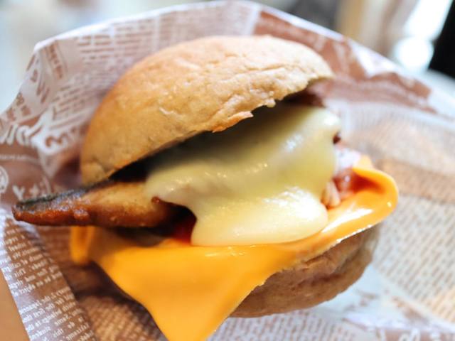 イタリアンチェダーチーズ鯖バーガー (税込 600円）