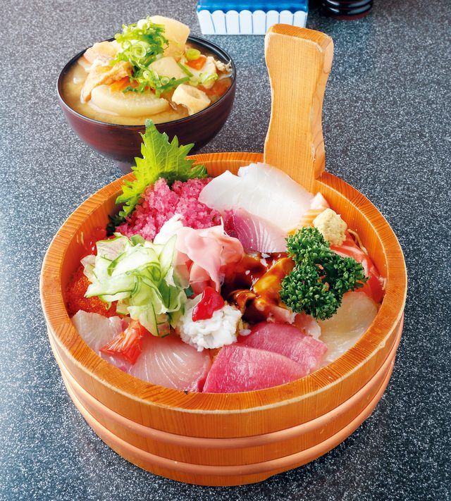 寿し善　びっくり海鮮ちらし900円