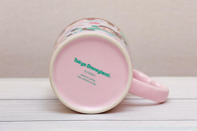 ストロベリームース、スーベニアカップ付き ¥1,200|底には東京ディズニーランドのロゴ入り