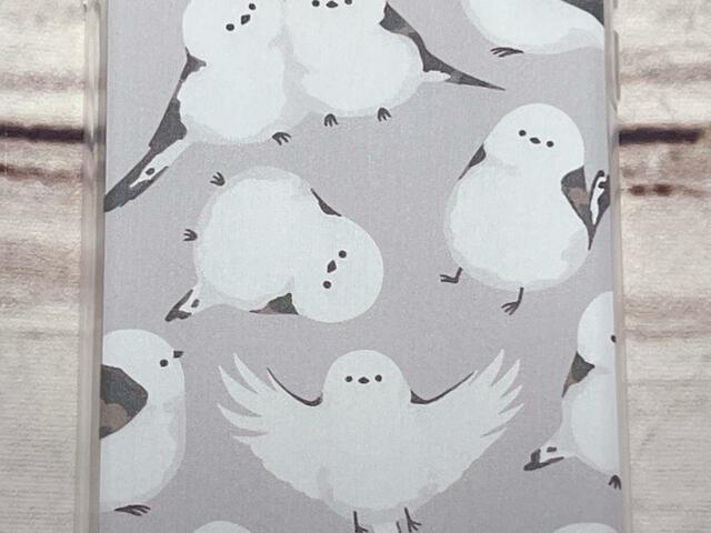 羽ばたいているシマエナガもかわいい♪