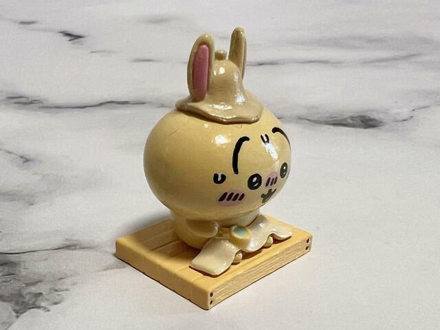 【びっくらたまご　ちいかわ】うさぎはなんとロウリュをする柄杓を持っています…！芸が細かい！