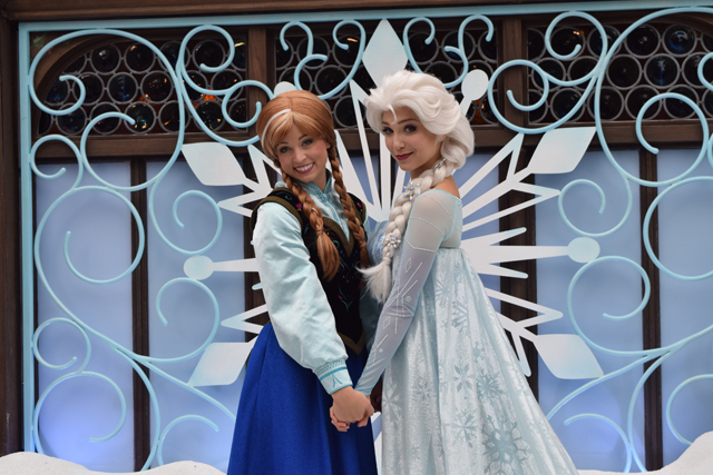 アナとエルサのグリーティングも ©Disney