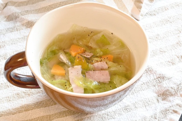 【野菜・肉の便利な冷凍保存術／レタス】冷凍したにんじん、レタスにベーコンをプラスしたコンソメスープ。調理時間は10分ほど。
