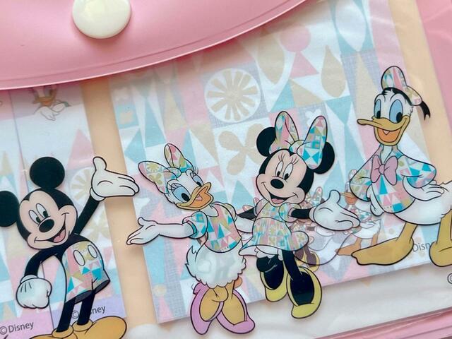 よくみると『イッツ・ア・スモールワールド』柄のコスチュームを着ているんです…！可愛すぎる〜！