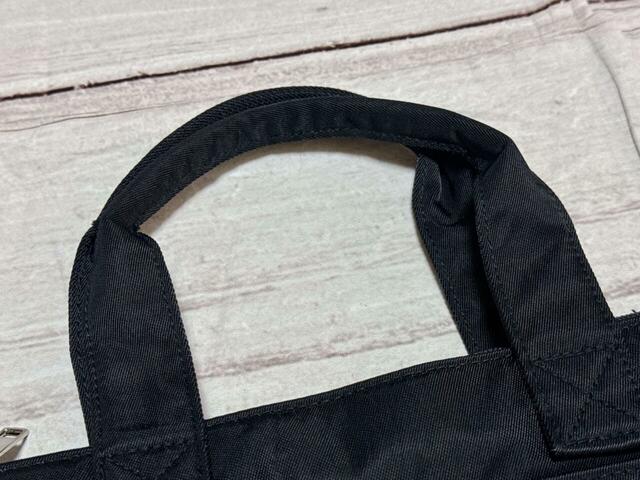 持ち手は二つ折りで縫われており、持ちやすい工夫が凝らされています