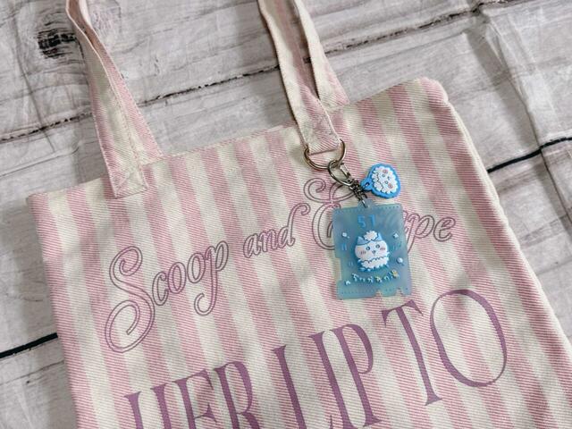 A4サイズが入る大きさのトートバッグにつけてみました。かわいい♪