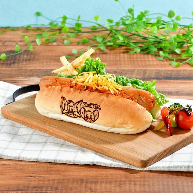 「仲良くHAPPY♪たっぷりチーズ＆ミートソースのダブルホットドッグ」＜1,408円（税込）＞【「TOM and JERRY DINER」に“フルーツパーラー”がテーマの期間限定メニューが登場】