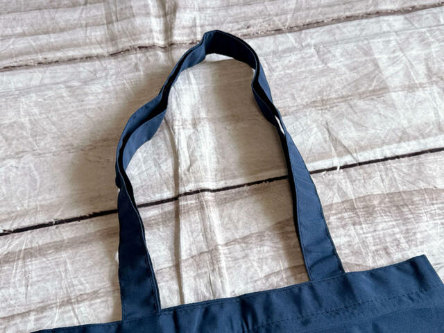 持ち手は肩がけがラクラクできる長さです