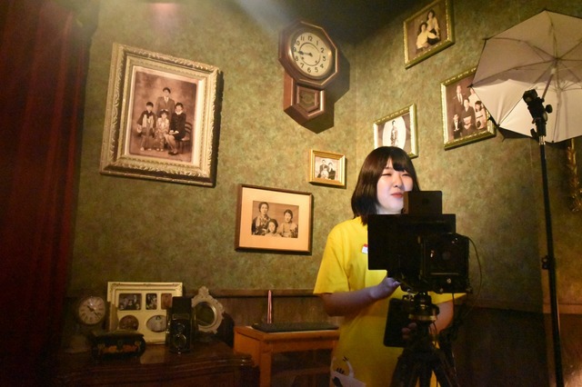 可愛いお姉さんが写真をパチリ