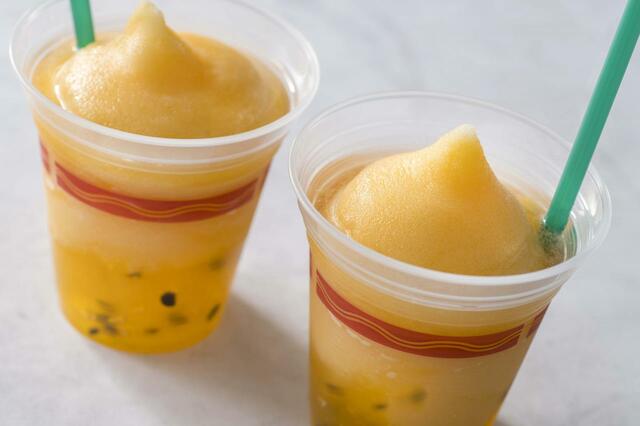 カクテルスムージー(ラム&オレンジ・パッションフルーツ) 780円｜提供店舗：東京ディズニーランド 「トルバドールタバン」｜東京ディズニーリゾート夏のひんやり冷たいメニュー