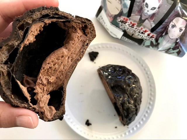 中もチョコレートクリームです