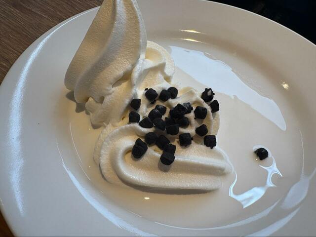 【くし葉 食べ放題】締めの一口にうれしいソフトクリーム！チョコソースでカスタマイズも◎