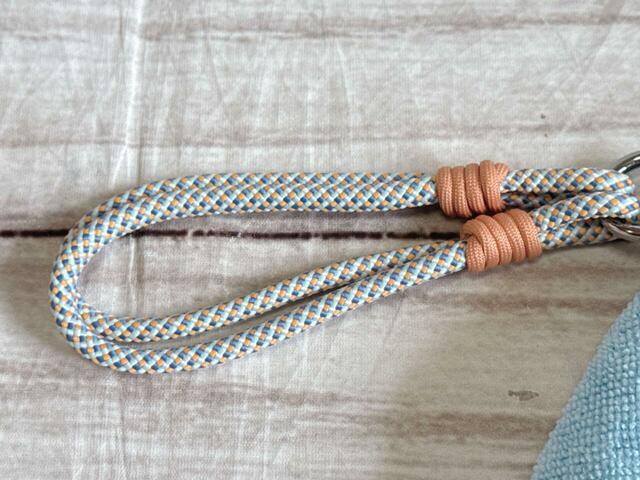 ミックスカラーのコードストラップ付き。夏らしいカラーがキュート！