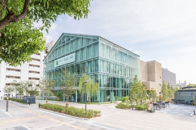 「与謝野晶子記念館」が設けられている「さかい利晶の杜」外観