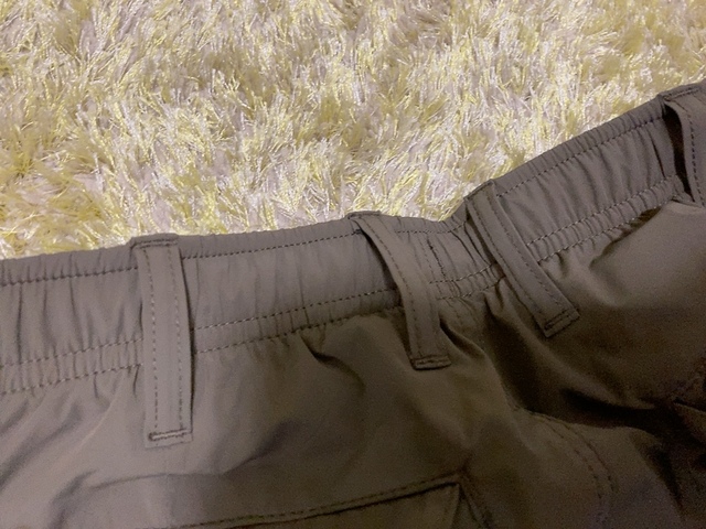 【ワークマン AERO GUARD STRETCH ICE クライミングパンツ】ベルト通し穴や、カラビナを引っ掛けられるところがついています