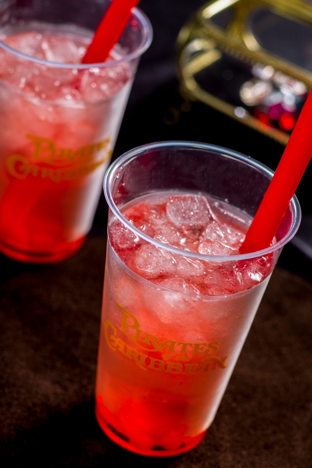パイレーツスパークリングドリンク（グレナデン＆ミントシロップ）¥380｜東京ディズニーランド「ロイヤルストリート・ベランダ」