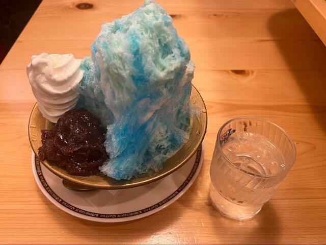 【コメダ珈琲店 クッピーラムネ氷 練乳・ソフトクリーム・おぐらあんトッピング】デカイ！！トッピングが場所をとっていても、限界まで盛ってきます！！