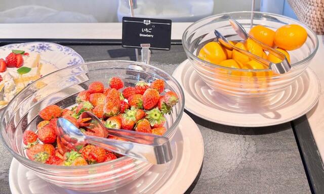 【レストラン グランサンク　スイーツブッフェ】いちごとミカンのフレッシュフルーツもふんだんにいただける