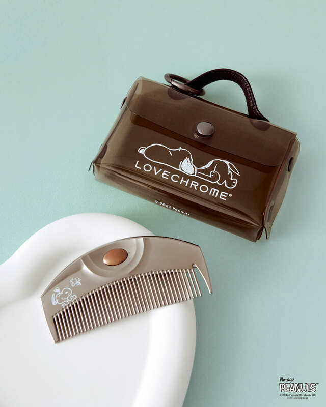 【PEANUTS×コスメキッチン】LOVECHROME＜PEANUTS＞（R）PGツキ プレミアムブラック バッグチャーム付き　7,920円／ヘアケアとファッションを同時に楽しめるデザイン