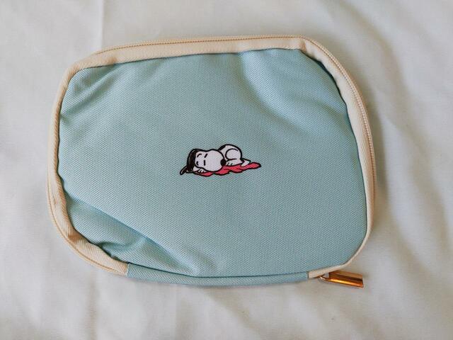 ちょこんと描かれたイラストがかわいい【ゼクシィ10月号】付録：SNOOPY（スヌーピー）マルチケース