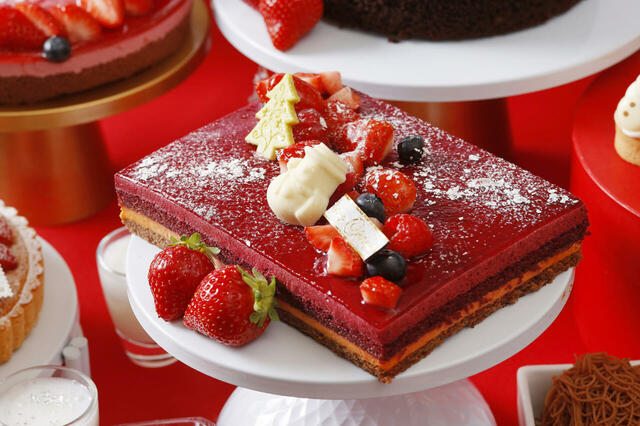 「カシスオランジュ」＜期間：2025年11月10日～12月25日＞【真っ赤に艶めくいちごや可愛いスノーマンがお出迎え♪インターコンチネンタル 東京ベイの「ストロベリーフェア」第一弾がスタート！】