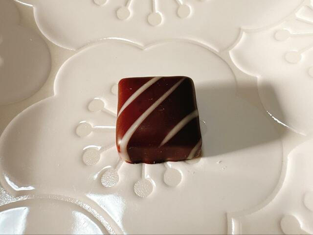 【ムーミン×メリーチョコレート ムーミンたちと穏やかな森アソートチョコレート】ストロベリー味、中から甘酸っぱい苺のフレーバーが溶け出してきます