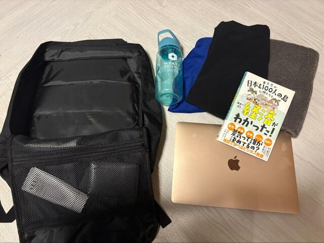 【ワークマン/コーデュラ(R)カジュアルデイバッグ】13インチのノートPCや財布、ジム用の着替え、水筒などの荷物を入れてみると…⇒