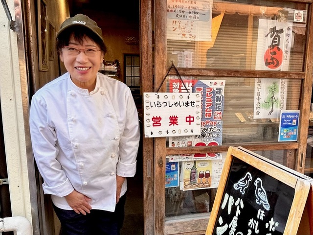 【ハト屋パン店】下町のパン屋さん的な風情に惹かれるのか、若いパン好きも来店する