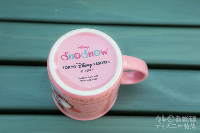 底にはスノースノーのロゴも｜ラズベリー＆チョコレートムースのスーベニアカップ｜東京ディズニーランド