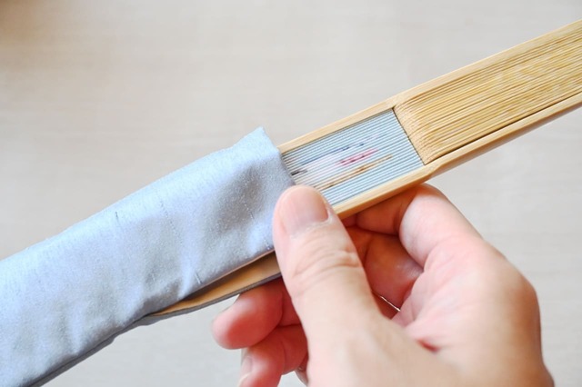 【ちいかわもぐもぐ本舗】「扇子」￥3,850／サッとしまえる袋がついているので便利です