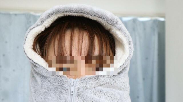 【ニトリ フード付き中わた入り着る毛布 ロング丈（NウォームSP）】フードをかぶってファスナーを上まで上げると、耳も鼻も覆うことができます◎