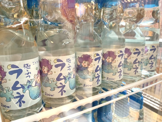 極ふつうのラムネ。ラベルは宮崎五郎氏がデザイン