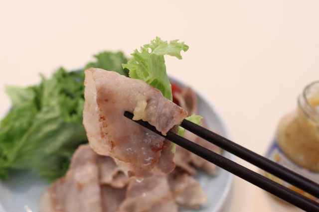 塩レモンを使ったアレンジレシピ「漬け込み不要の焼肉トッピング」／バラ肉の脂身とレモンのさっぱり加減が相性抜群！