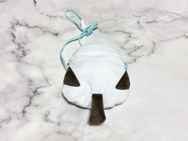 【カルディ クリスマスポシェット2025（シマエナガ）】サイズは（約）縦18×横11.5cm。後ろ姿も抜かりなくかわいいです！