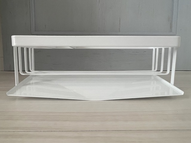 【tower 水が流れるスポンジ＆ボトルホルダー】水切りトレーがV字型になっていて、収納したスポンジやボトルの水が流れていく構造です