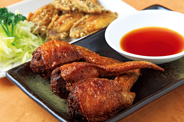 風来坊 エスカ店（名古屋／中村区）　「手羽ギョーザ（3個）」500円 手羽の骨を抜き、その隙間に餃子の餡を詰めて揚げた一品。餃子のタレでいただく。テイクアウトも可能だ