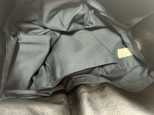 2つのうち1つのポケットはマチ付き!